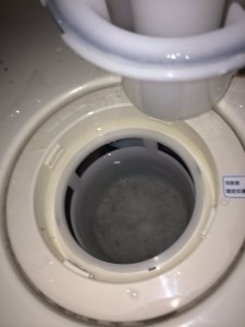 洗濯機の排水口から来る臭いの原因とその対処法