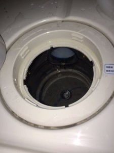 洗濯機の排水口から来る臭いの原因とその対処法