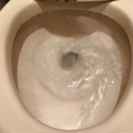 トイレの水が便器にジャージャー流れて止まらない場合の直し方