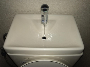 トイレの水が便器にチョロチョロ流れて止まらない場合の直し方