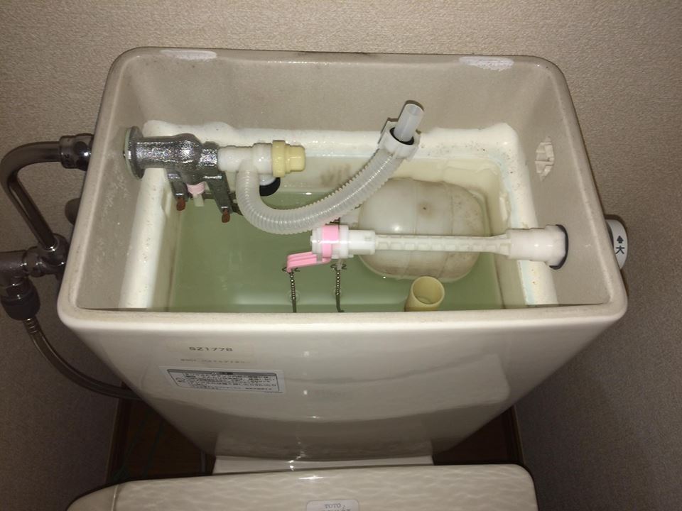 トイレタンクの水が止まらない時の原因と対処法