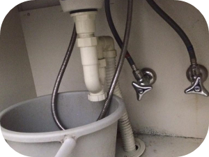 洗面台の床から水漏れしている時に確認すべきポイント５つ 水道コンシェルジュ