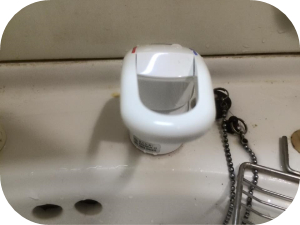 洗面台のシャワーホースから水漏れしている場合の対処法