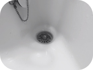 洗面所の排水溝からの臭いの原因とその解決法