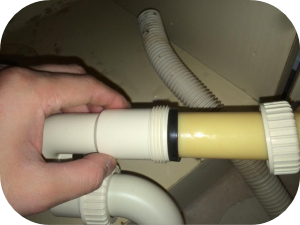洗面台の床から水漏れしている時に確認すべきポイント