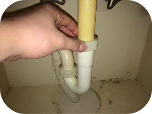 洗面台の床から水漏れしている時に確認すべきポイント
