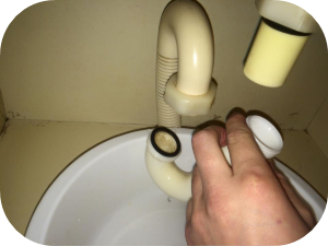 洗面所の排水溝掃除の仕方