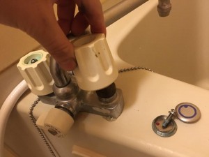 風呂の蛇口から水漏れしている場合の対処法